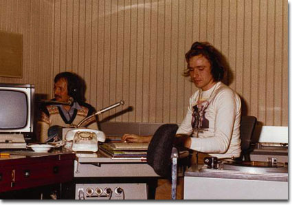 Jürgen Herrmann und Thomas Gottschalk beim Vorbereiten einer Sendung ca. 1977